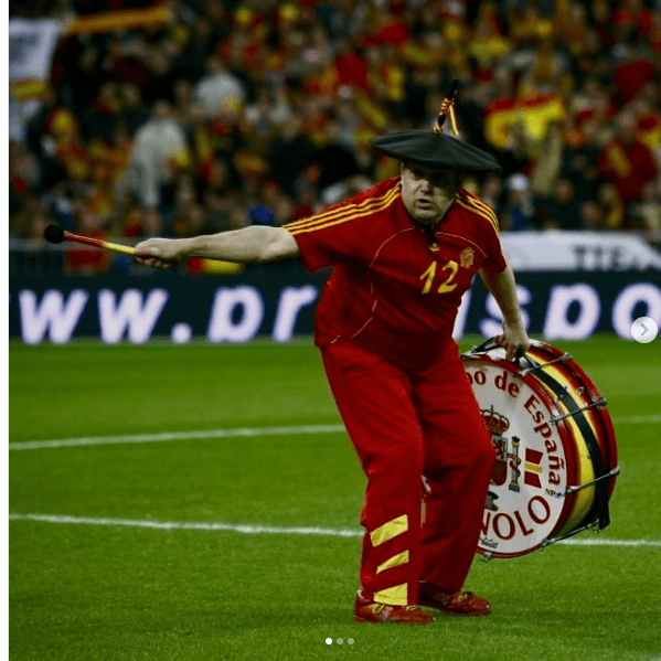 Manolo el del Bombo, torcedor da  Roja