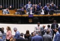 Câmara reajusta verba de gabinete e cota parlamentar