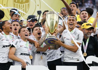 Jogadores do Corinthians levantam o troféu da Copinha de 2024 após vitória sobre o Cruzeiro