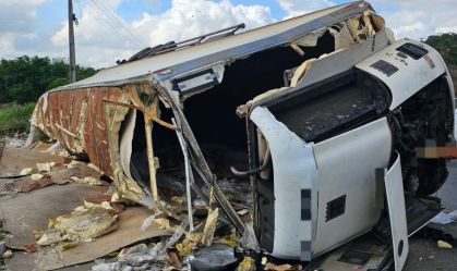 Caminhão de frango tomba, deixa três mortos e carga é saqueada em PE