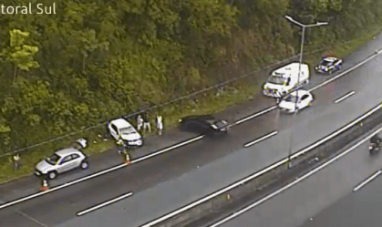 Vídeo: Homem atropela policiais que atendiam acidente em rodovia de SC