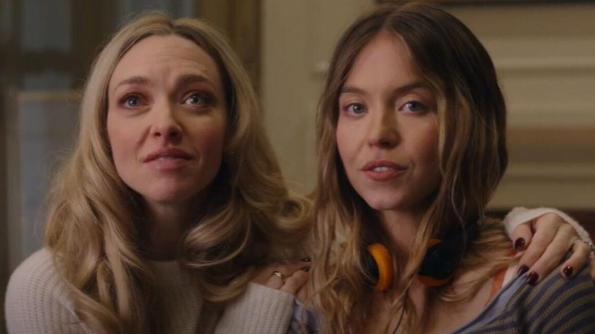 Cena do filme "A Empregada" com Sydney Sweeney e Amanda Seyfried