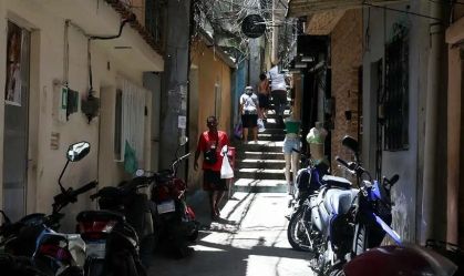 IBGE: quase 20% dos moradores de favelas vivem em ruas sem acesso a carros