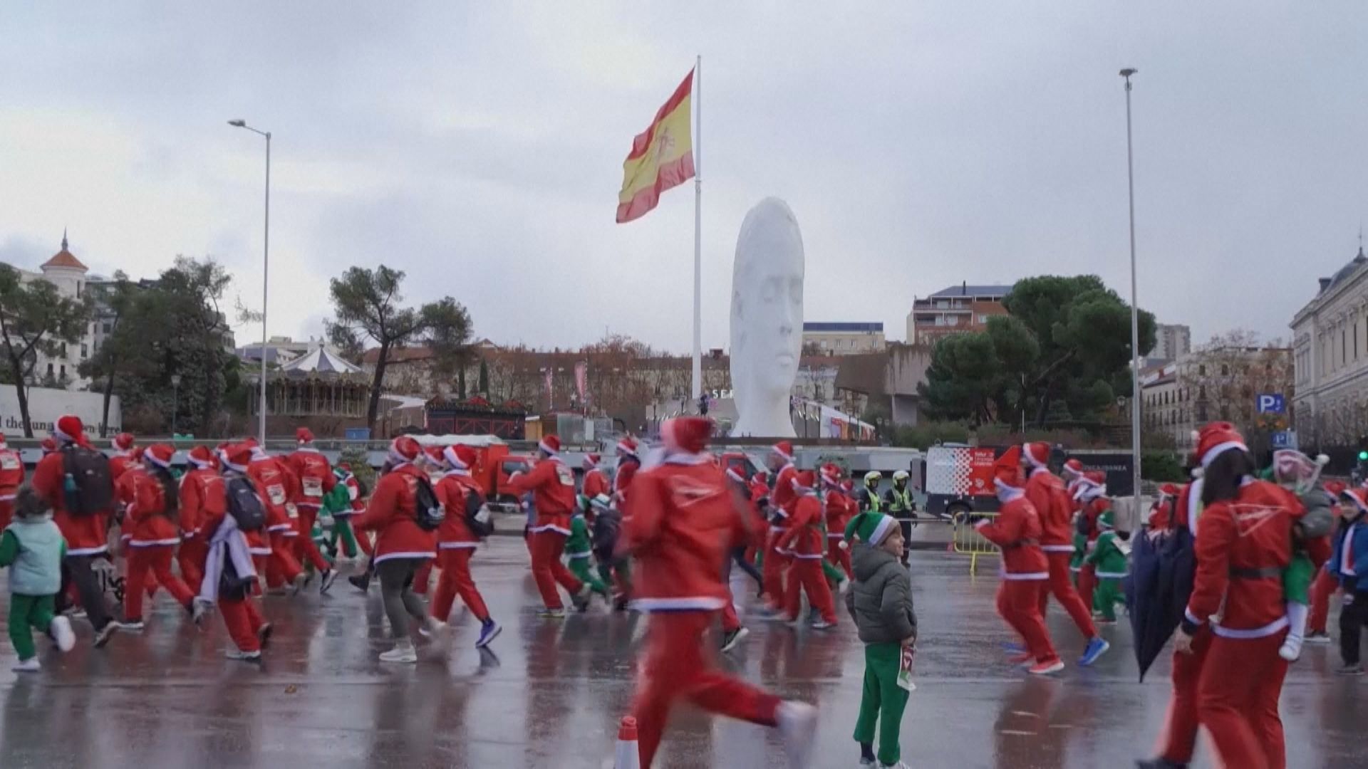 Milhares de Papais Noéis tomam as ruas de Madri para a corrida beneficente anual