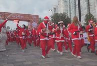 Corrida do Papai Noel atrai milhares de pessoas na Cidade do México