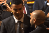 Após sair da prisão, Dani Alves vai a premiação e é cumprimentado por CR7