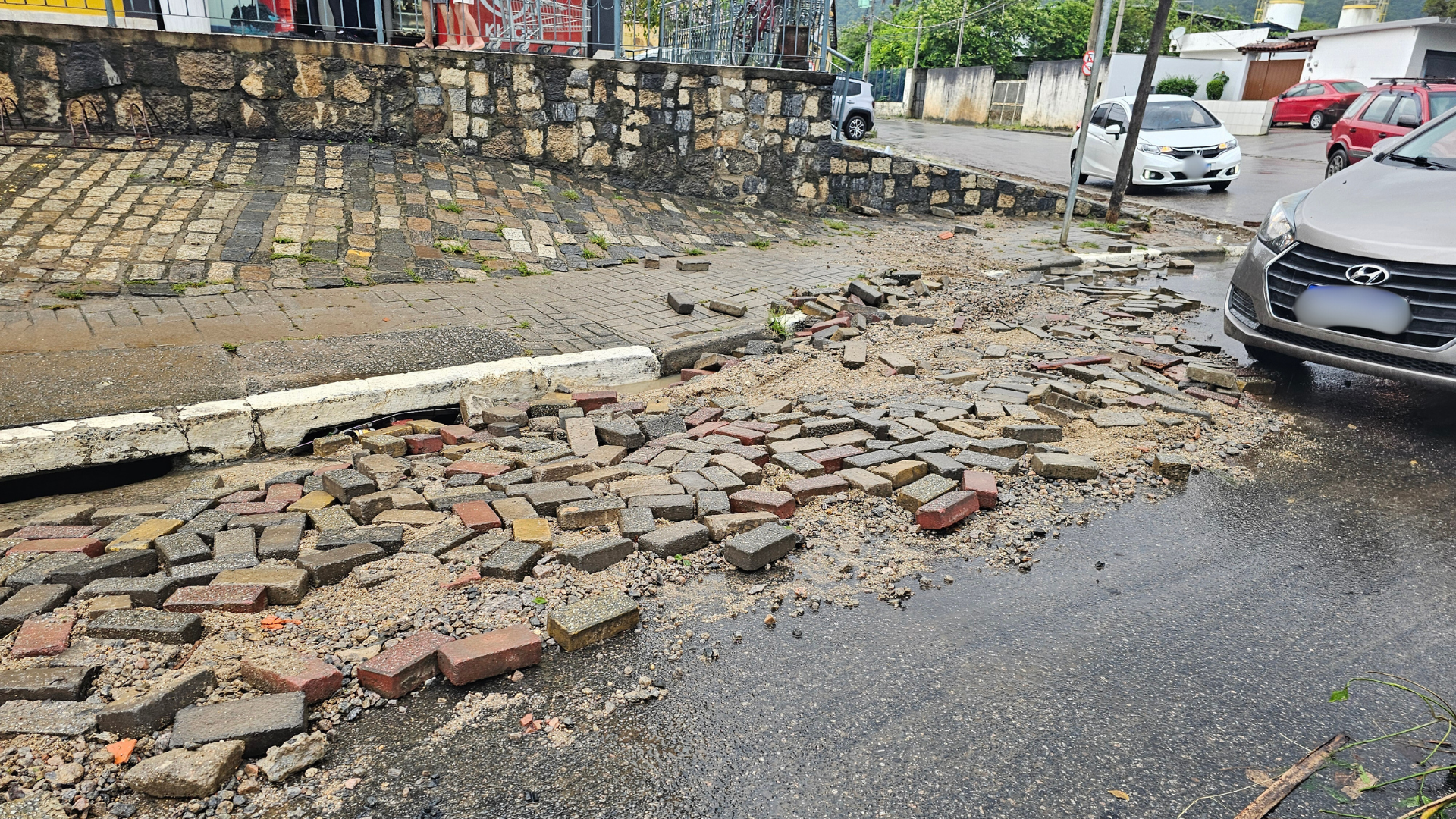 Em nota, a Prefeitura de Ilhabela informou que a cidade sofreu diversos estragos como pessoas desabrigadas e carros danificados