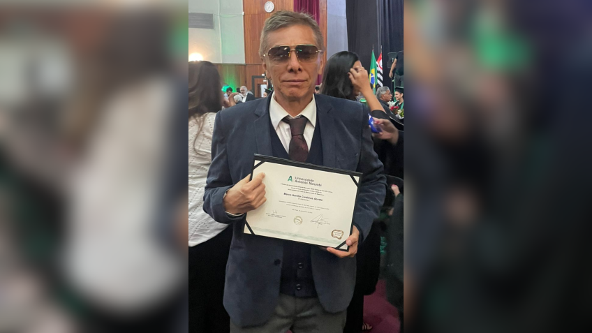 Júlio César Navarro recebeu diploma que seria do filho • Reprodução/Arquivo Pessoal