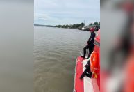 Bombeiros buscam homem que caiu de jet-ski no rio Jacuí, em Porto Alegre