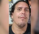 Homem dá selinho em companheira e é morto por enteado na ceia de Natal