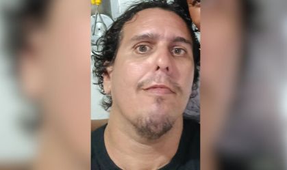 Homem dá selinho em companheira e é morto por enteado na ceia de Natal