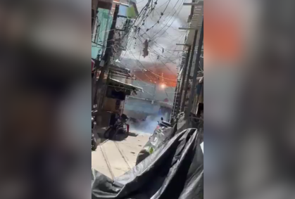 Vídeo: Fogos de Natal provocam incêndio no Complexo da Maré (RJ)