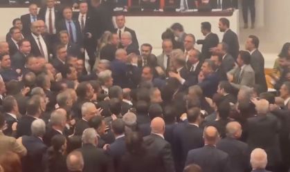 Veja o momento em que briga generalizada acontece no Parlamento da Turquia