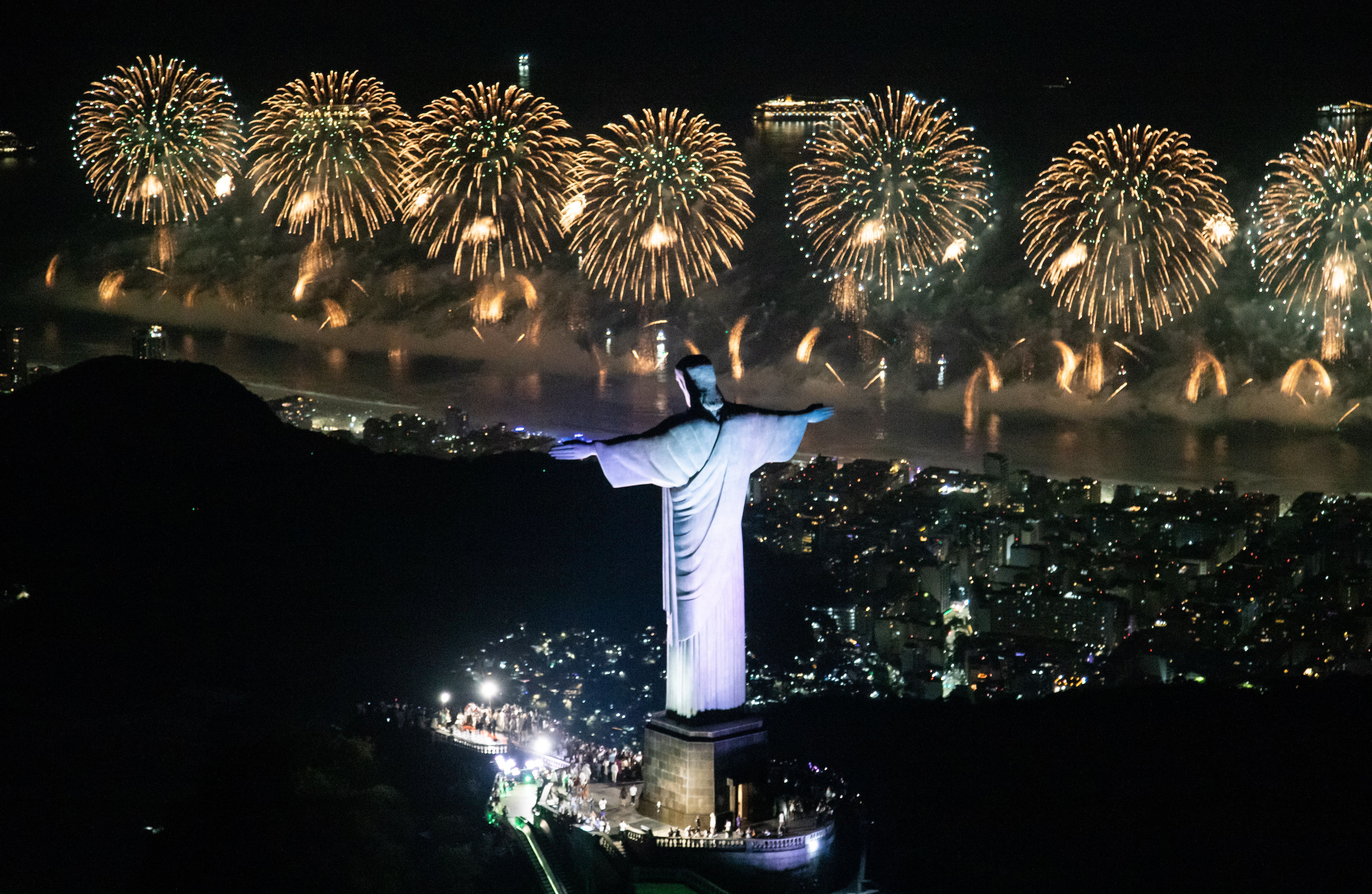 No Rio de Janeiro, a principal festa acontece em Copacabana, com de 2,5 milhões de pessoas acompanhando os shows e a tradicional queima de fogos