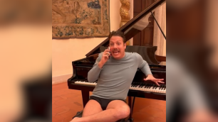 Porchat faz vídeo de cueca na embaixada do Brasil em Roma ironizando direita sobre sandálias