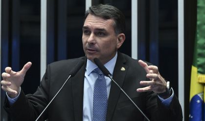 Flávio Bolsonaro usará auxílio Covid como bandeira de campanha