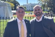 Flávio erguerá a bandeira dos ideais de Bolsonaro, diz Eduardo sobre 2026