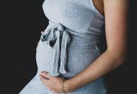 Decisão judicial nega estabilidade para estagiária gestante; entenda a lei