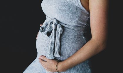 Decisão judicial nega estabilidade para estagiária gestante; entenda a lei