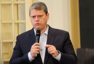 Tarcísio dá apoio a Flávio, mas diz que direita terá mais nomes em 2026