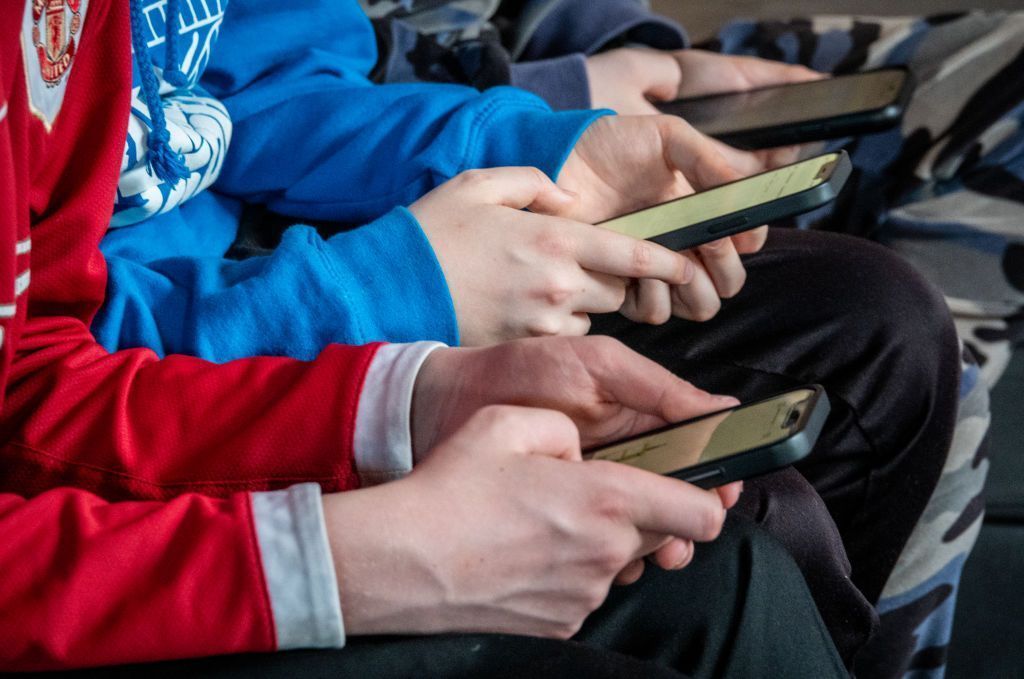 Vietnã planeja limitar acesso de menores de 16 anos a redes sociais