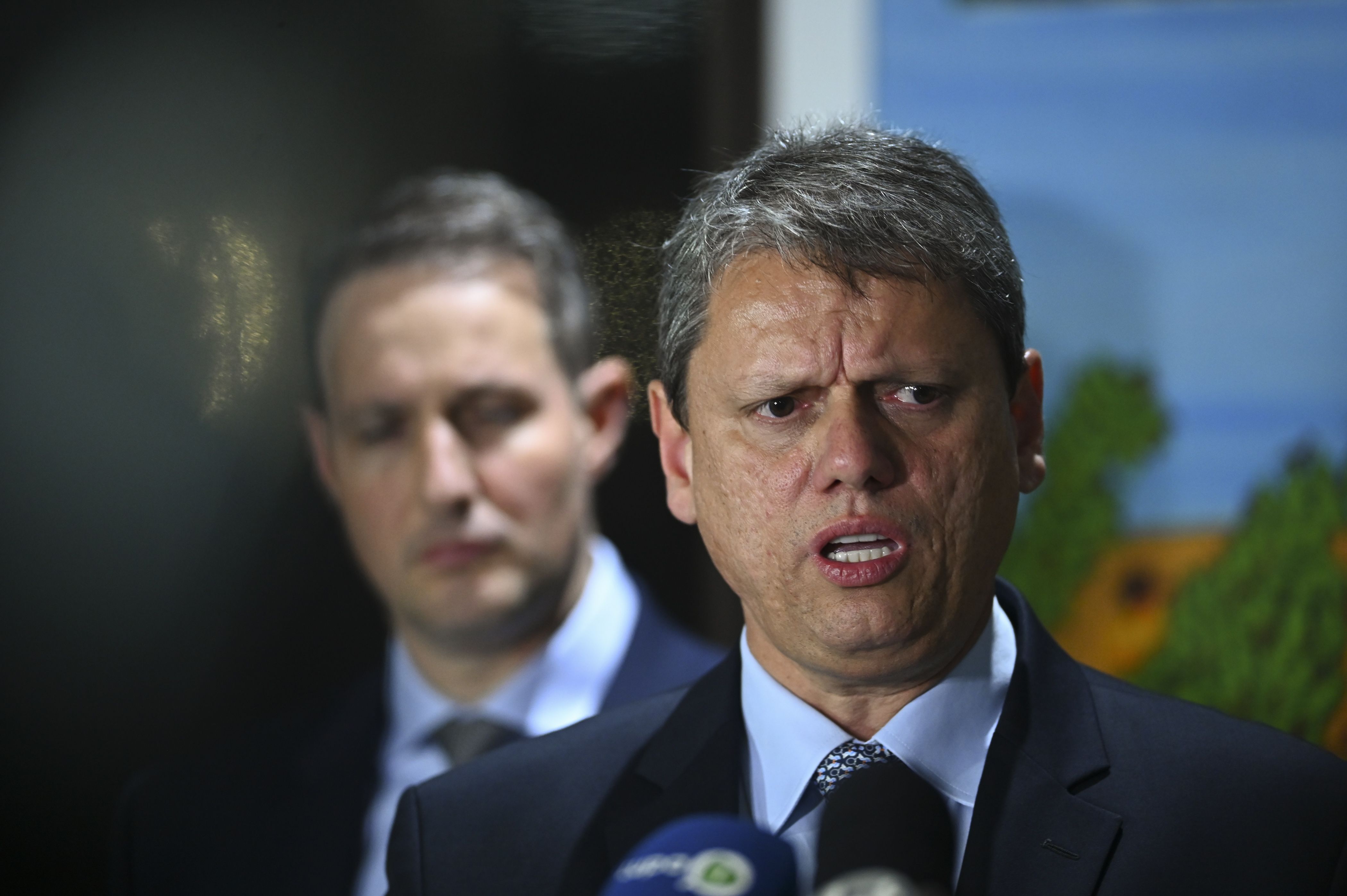 BRASÍLIA, BRASIL - 31 DE OUTUBRO: O governador de São Paulo, Tarcísio de Freitas, conversa com a imprensa após reunião com governadores dos estados brasileiros no Palácio do Planalto, em Brasília, em 31 de outubro de 2024.