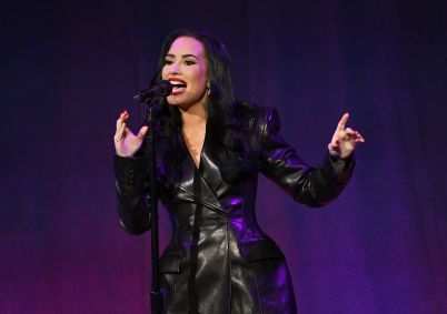 Demi Lovato cantou no Caron Treatment Centers' New York Gala, em abril de 2025