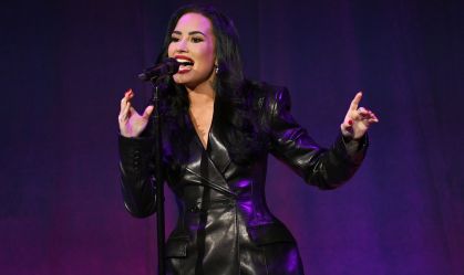 Demi Lovato cantou no Caron Treatment Centers' New York Gala, em abril de 2025