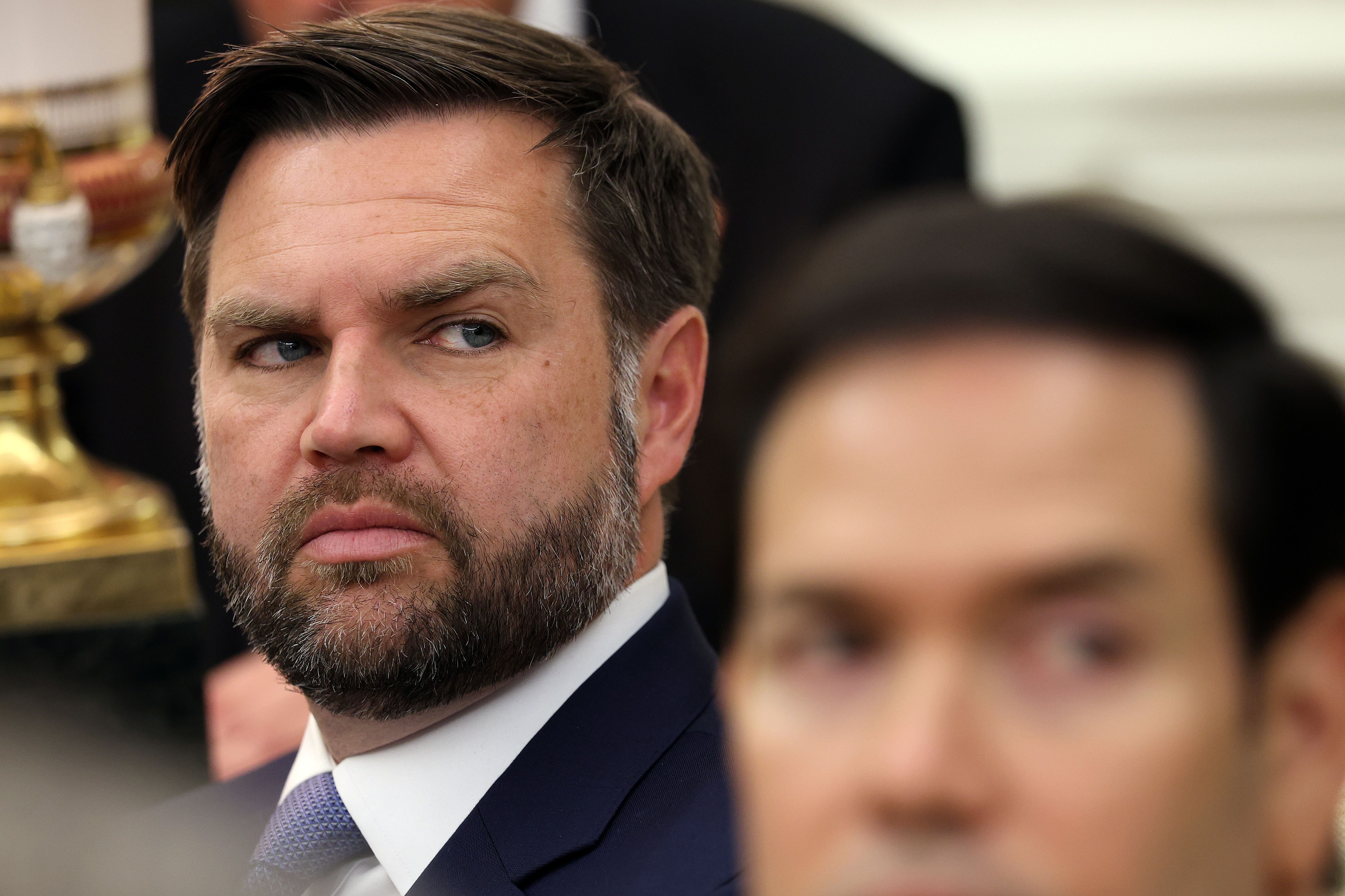 WASHINGTON, DC - 18 DE NOVEMBRO: O vice-presidente dos EUA, JD Vance, observa durante uma reunião bilateral entre o presidente dos EUA, Donald Trump, e o príncipe herdeiro e primeiro-ministro da Arábia Saudita, Mohammed bin Salman, no Salão Oval da Casa Branca, em 18 de novembro de 2025, em Washington, DC. Trump está recebendo o príncipe herdeiro para reuniões com o objetivo de fortalecer os laços econômicos e de defesa, incluindo a venda de caças F-35 dos EUA para a Arábia Saudita. (Foto de Win McNamee/Getty Images)