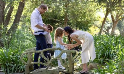 Harry e Meghan divulgam foto de família para celebrar Natal