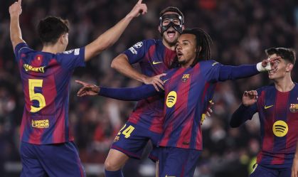 Koundé brilha, e Barcelona vence Frankfurt de virada na Champions League