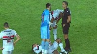 Titular do São Paulo sente lesão e deixa jogo contra o Internacional
