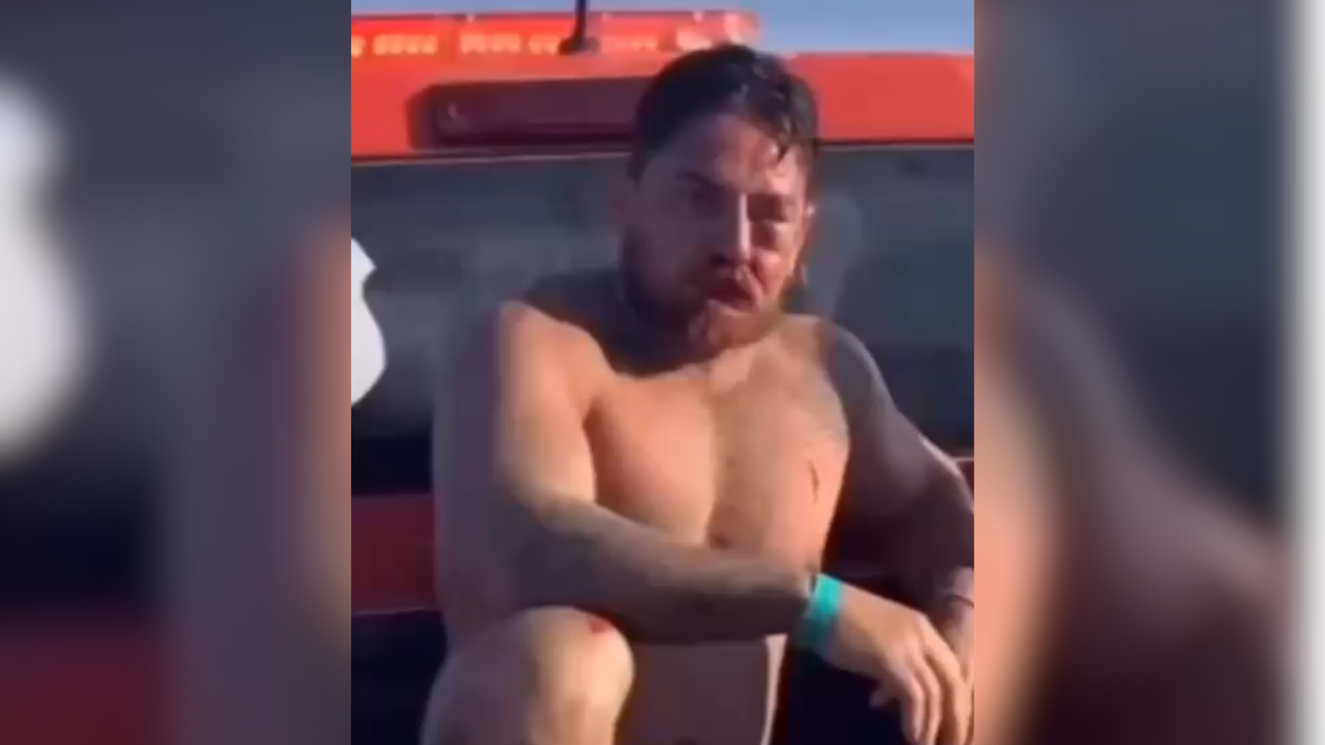 Um vídeo mostra alguns momentos da confusão e o estado de Jhonny. É possível ver que o homem está com o olho machucado e o rosto ensaguentado por conta das agressões
