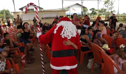 Papai Noel em barco distribui presentes em comunidades ribeirinhas