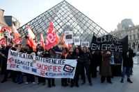 Louvre reabre parcialmente, mas funcionários votam para prorrogar greve