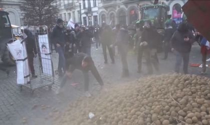 "Batataço": Europeus atiram batatas em protesto contra Mercosul na Bélgica