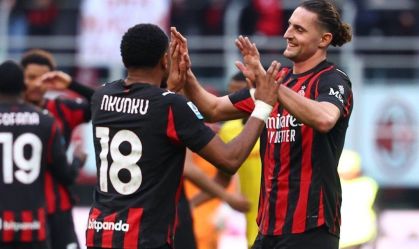 Nkunku marca dois, Milan vence Verona e assume liderança provisória