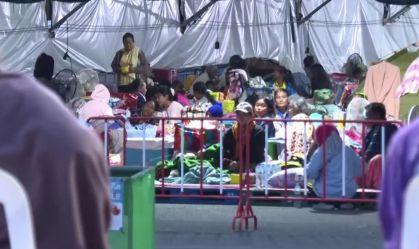 Tailandeses que vivem perto da fronteira com o Camboja fogem para abrigos