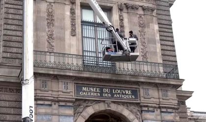 Museu do Louvre instala grades de segurança em local do roubo de joias