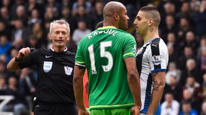 Younes Kaboul e Aleksandar Mitrovic durante partida em 2016