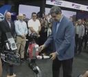 Maduro dança com robô ao som de música de Natal da Venezuela