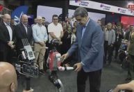 Maduro dança com robô ao som de música de Natal da Venezuela