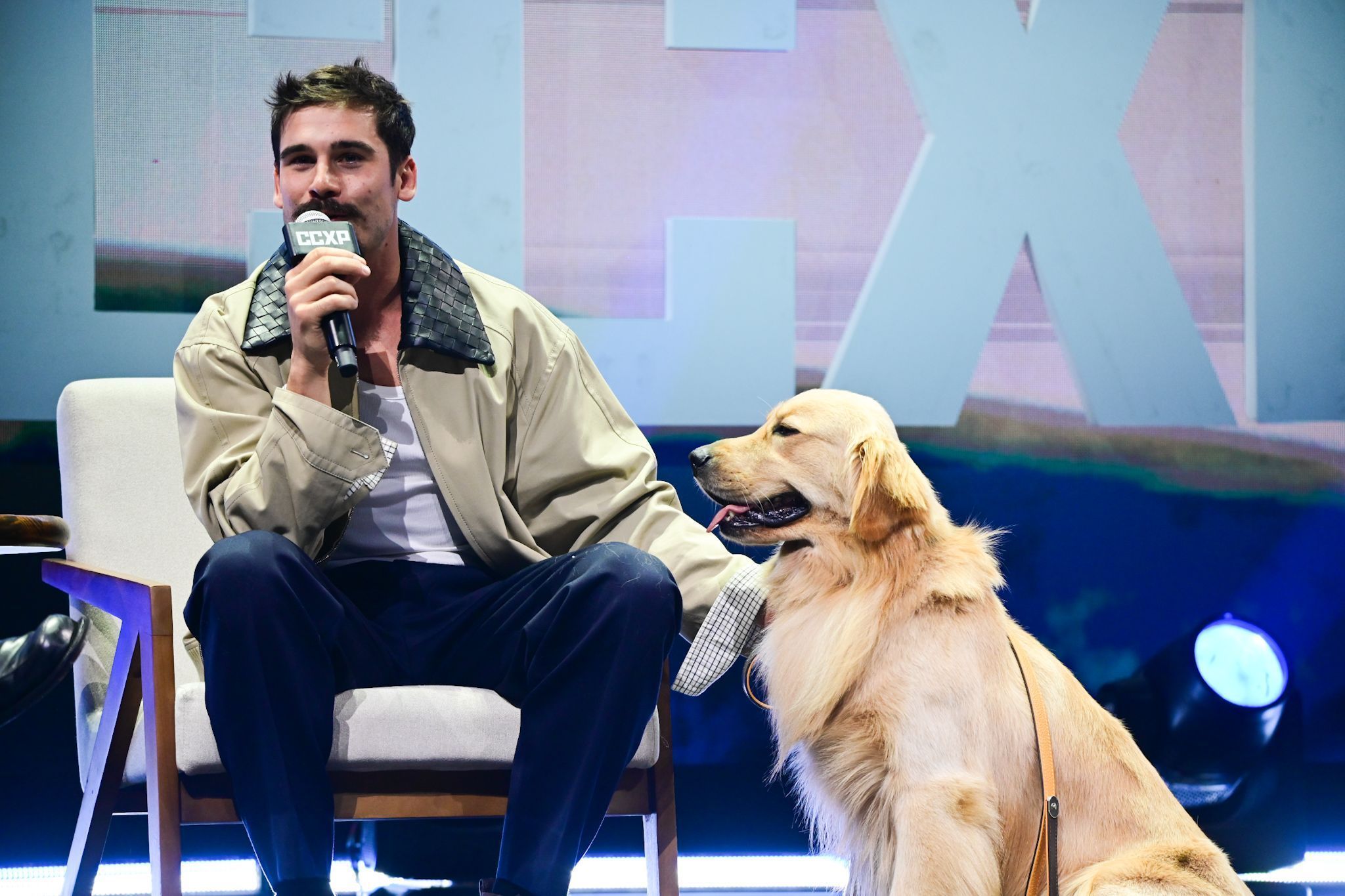 Nicolas Prattes e o cachorro de "Minha vida com Shurastey"