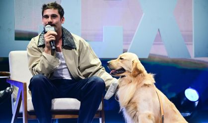 CCXP25: Nicolas Prattes chega em palco com fusca e cachorro; veja