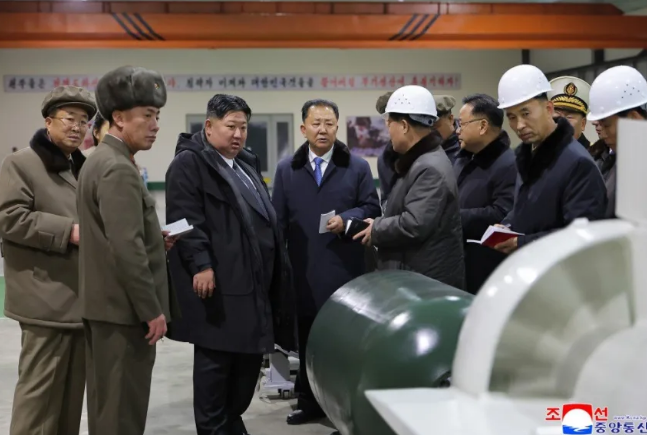 O líder norte-coreano Kim Jong Un é informado sobre a construção do primeiro submarino de propulsão nuclear do país (KCNA) • KCNA