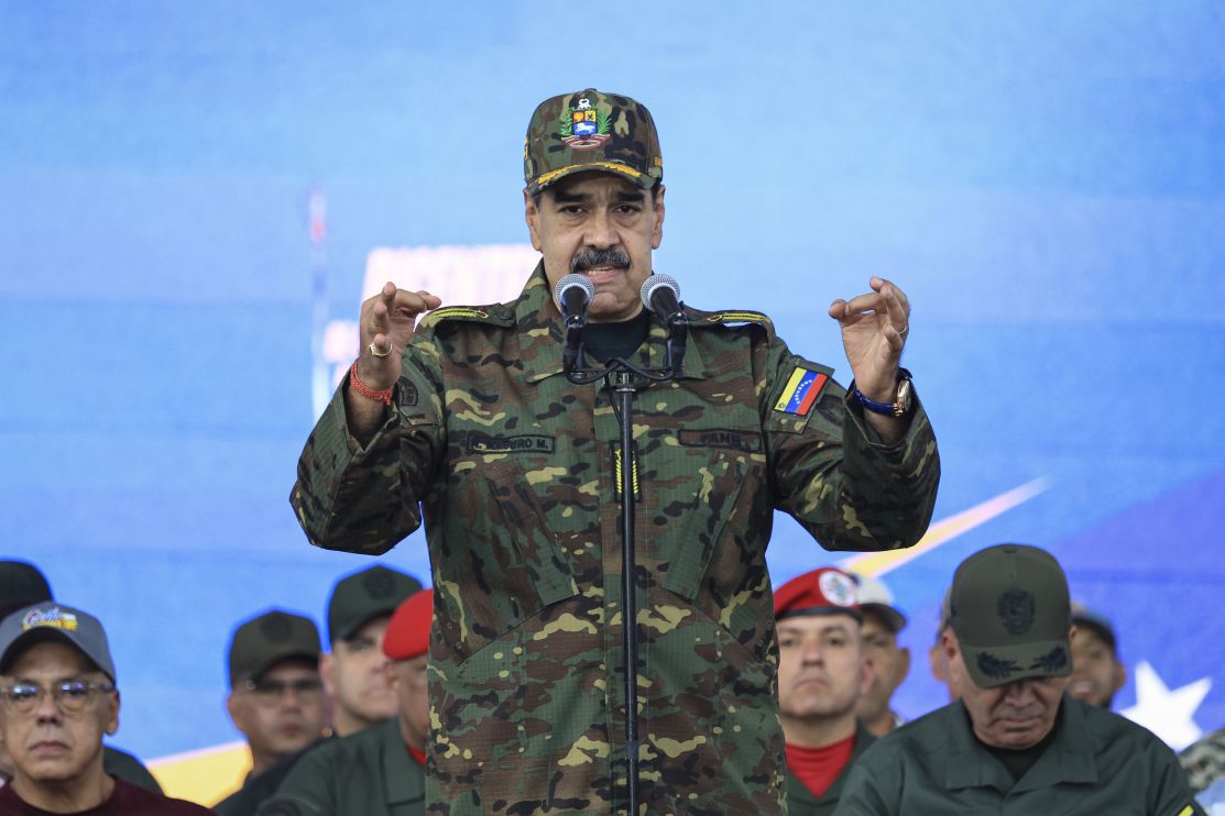 https://admin.cnnbrasil.com.br/wp-content/uploads/sites/12/2025/12/O-presidente-da-Venezuela-Nicolas-Maduro-discursa-durante-uma-cerimonia-militar-que-comemora-o-bicentenario-da-entrega-da-Espada-do-Peru-ao-heroi-da-independencia-venezuelana-Simon-Bolivar-em-25-de-novembro.jpg?w=1320&h=742&crop=0