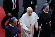 Papa Leão XIV encerra viagem no Líbano pedindo que guerras sejam rejeitadas