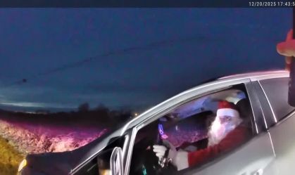 Papai Noel em alta velocidade é parado pela polícia nos EUA