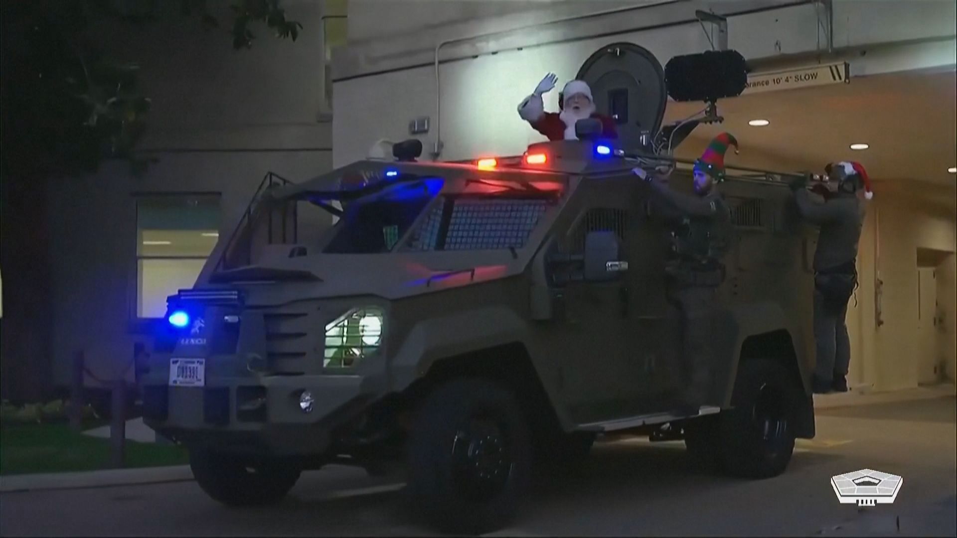 Papai Noel em cerimônia para iluminar árvore de natal no Pentágono