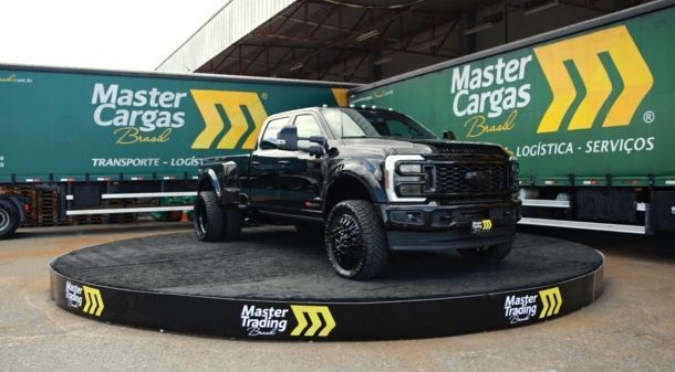 Ford F-450 Super Duty DRW Platinum do cantor Zé Neto